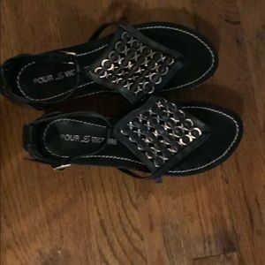 Pour La Victoire Black Sandals. Gently used